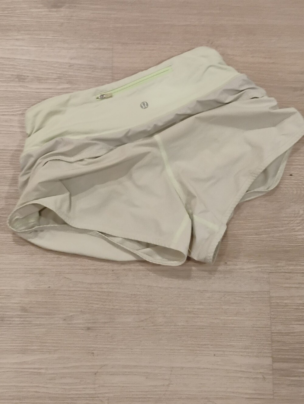 Lululemon Women's Pale Green Speed Up Athletic Shorts Sz 4